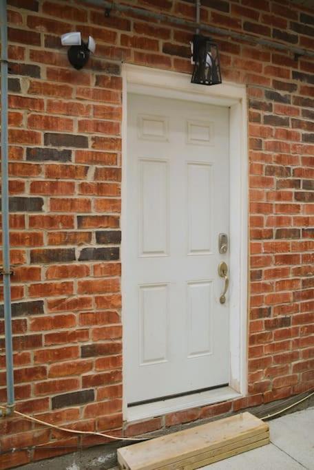 Beautiful And Spacious Basement Apartment Brampton Exterior foto